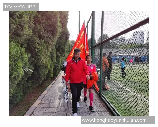 追随绿茵巨星背影感受足球激情燃烧与梦想力量